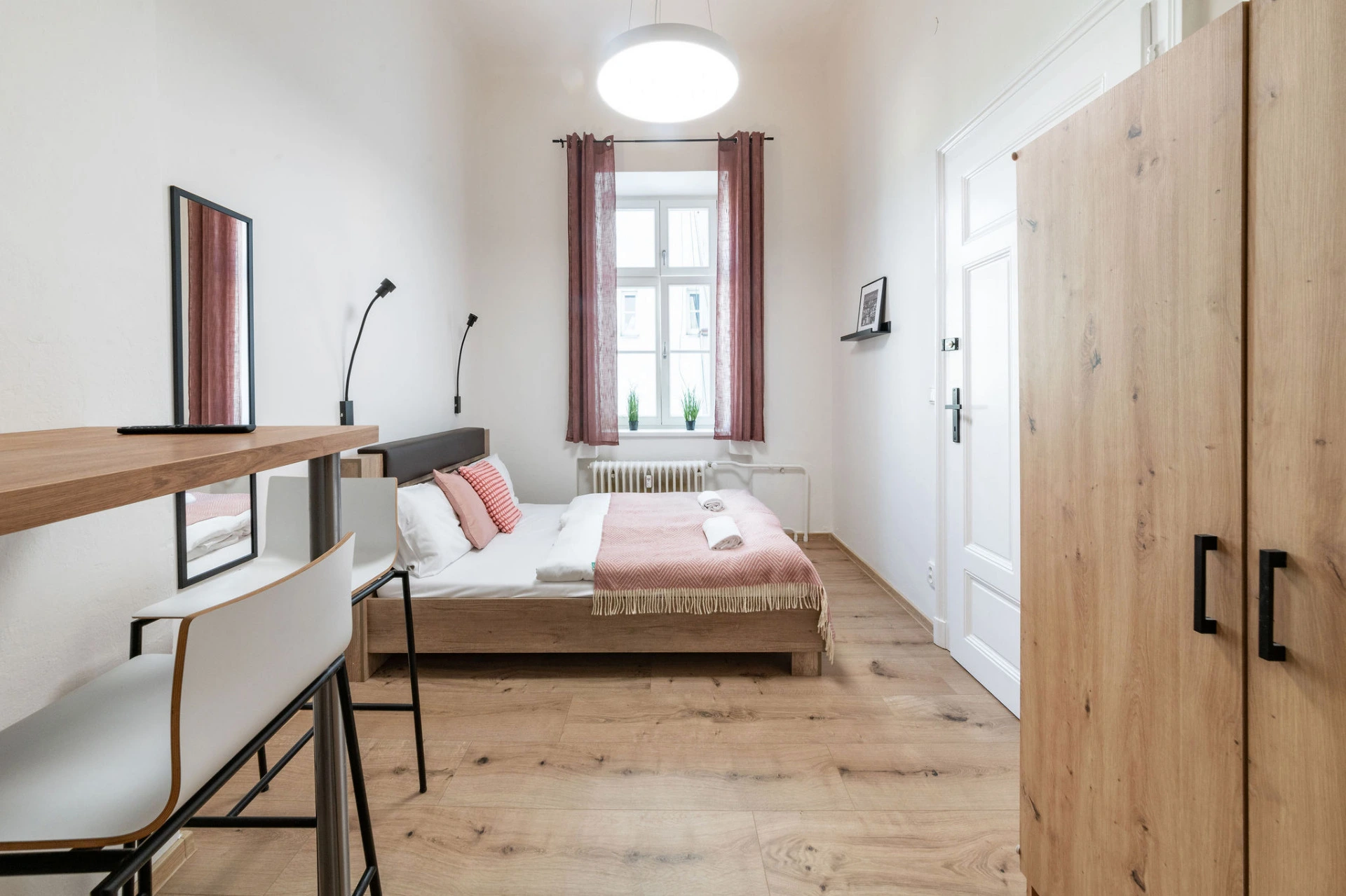 Ložnice apartmánu v Brně s růžovými detaily